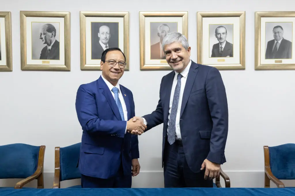 Saludo-protocolar-y-firma-de-convenio-Universidad-Cayetano-Heredia-Peru-13-1024x683-1